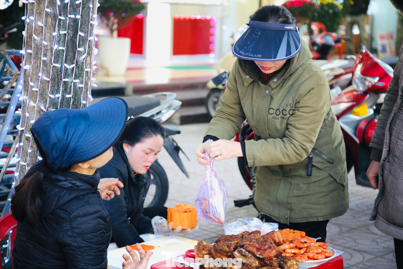 Những gian hàng mâm cỗ ngày vía Thần Tài hút khách. Những gian hàng mâm cỗ ngày vía Thần Tài hút khách.