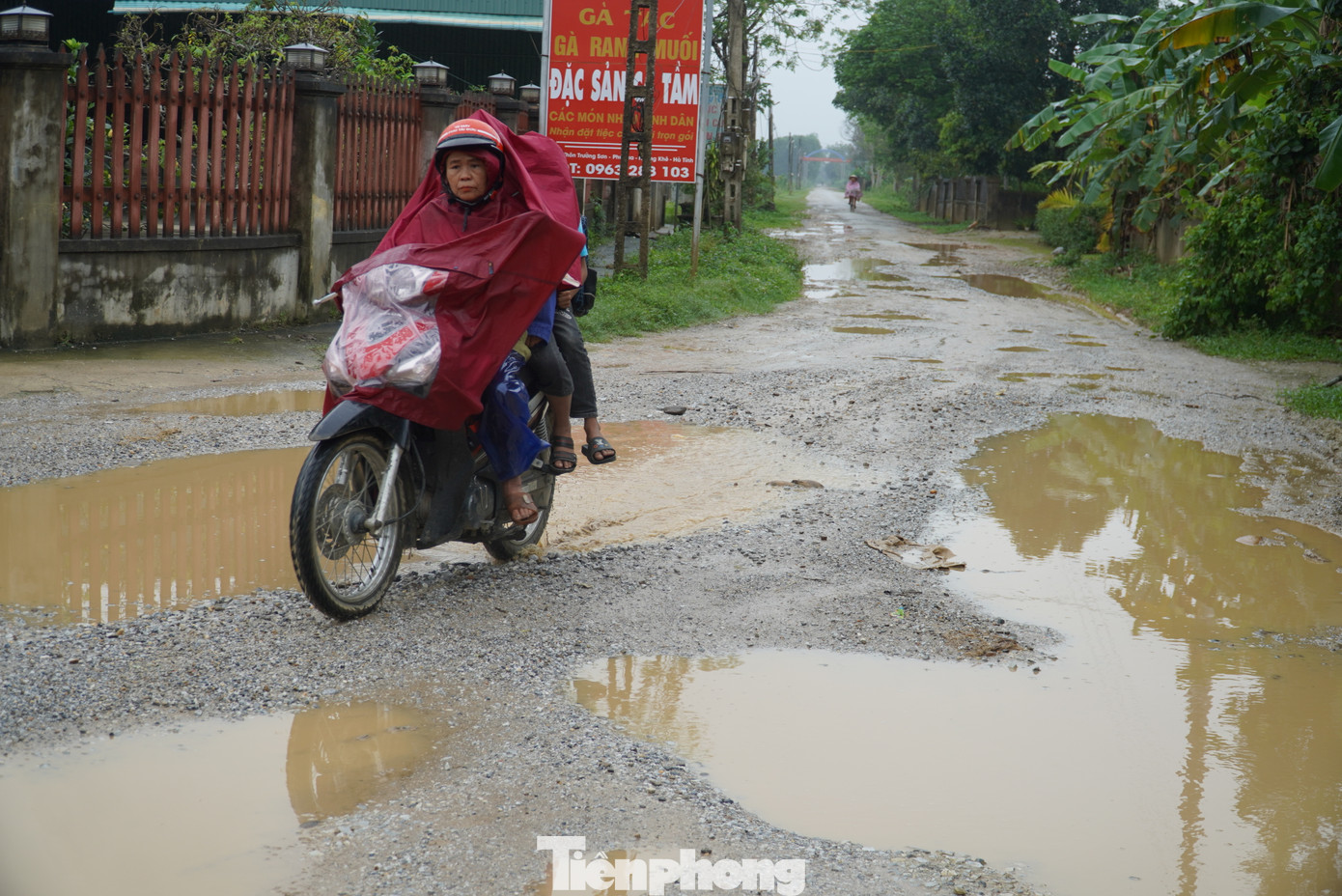 “Tuyến đường huyện lộ 6 đã xuống cấp nhiều năm qua. Hiện đã có kinh phí để triển khai nâng cấp, xây dựng tuyến đường này. Phía địa phương đang làm công tác giải phóng mặt bằng, sắp tới khi hoàn thiện sẽ triển khai xây dựng, trong kế hoạch sẽ thực hiện vào 2024”, lãnh đạo UBND xã Phú Gia, huyện Hương Khê cho biết.