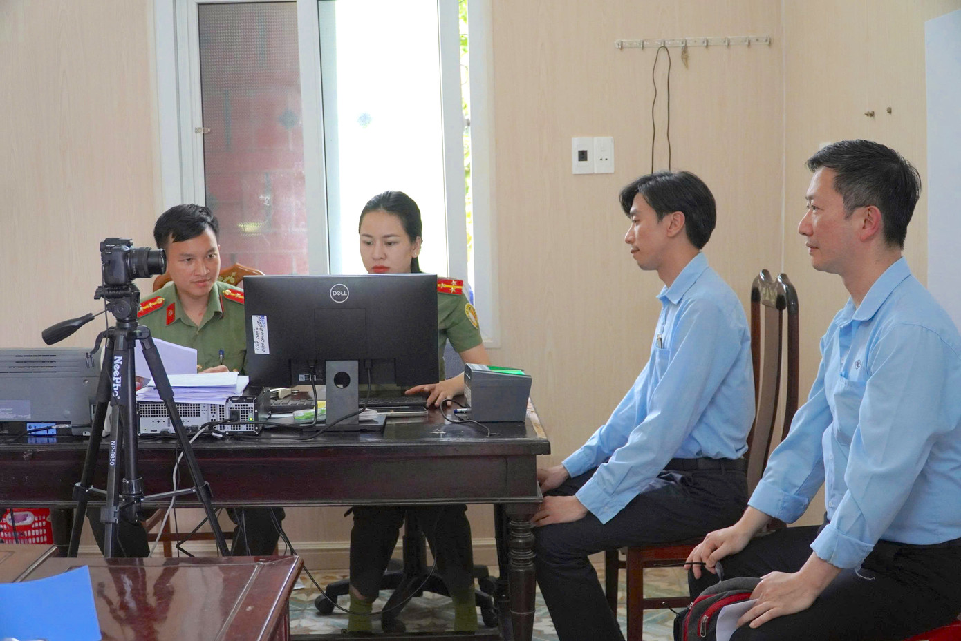 Ngay khi bắt đầu bước vào đợt cao điểm, mỗi ngày, Phòng Quản lý xuất nhập cảnh (Công an tỉnh Hà Tĩnh) hỗ trợ và xử lý cho từ 15-20 người nước ngoài đến làm định danh điện tử mức 2.