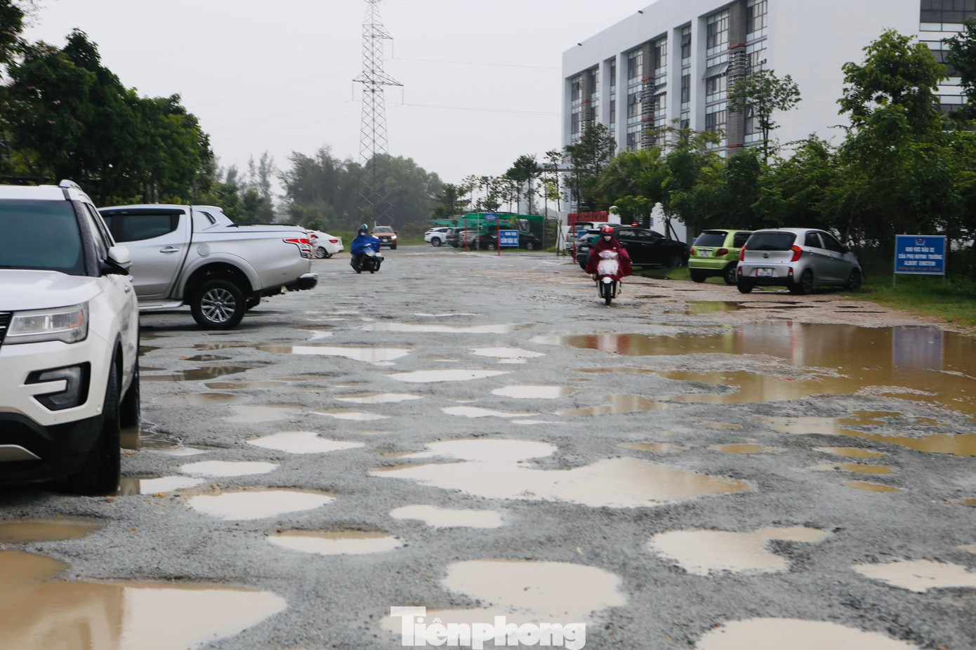 “Sau một trận mưa, mặt đường chằng chịt như tổ ong. Mùa nắng thì bụi bặm, mưa thì khó đi, mỗi lần di chuyển đến đón con mà ám ảnh. Mong sao tuyến đường sớm được triển khai tu sửa chứ tình trạng này kéo dài mấy năm nay rồi”, chị Trần Thị Liên (phụ huynh có con học tại trường Phổ thông Liên cấp Albert Einstein) cho hay.