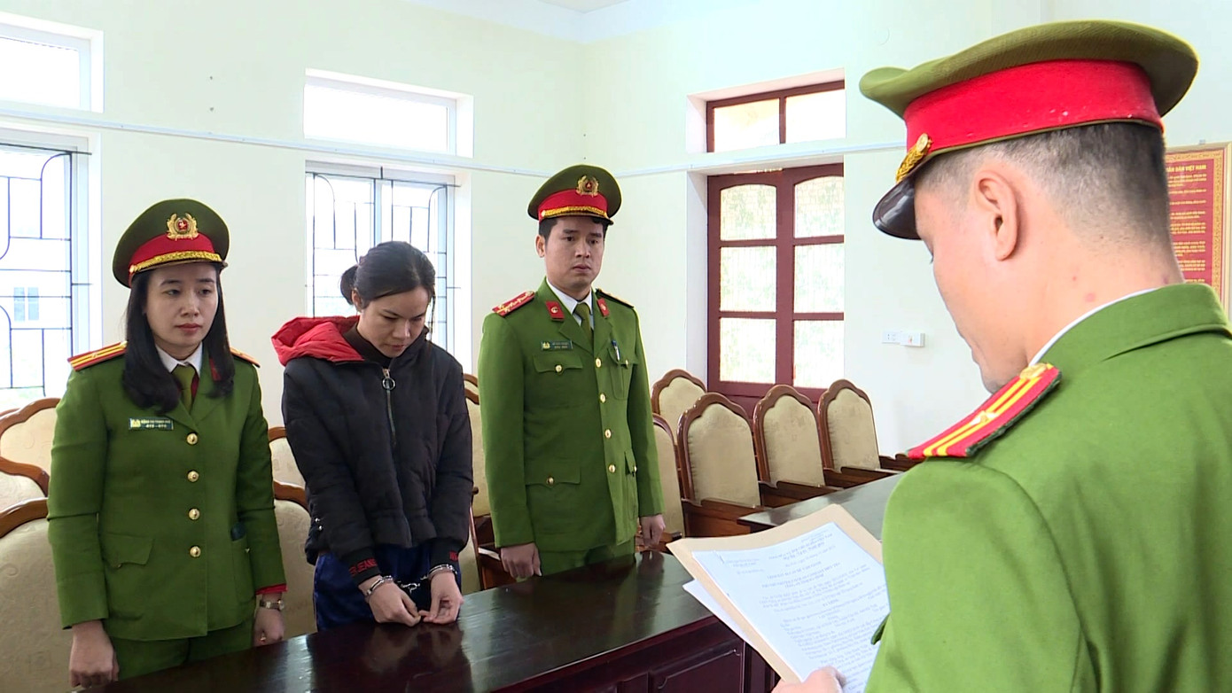 Cơ quan điều tra đọc lệnh khởi tố bị can và ra lệnh bắt tạm giam Lại Thị Mận. (Ảnh CAHT) Cơ quan điều tra đọc lệnh khởi tố bị can và ra lệnh bắt tạm giam Lại Thị Mận. (Ảnh CAHT)