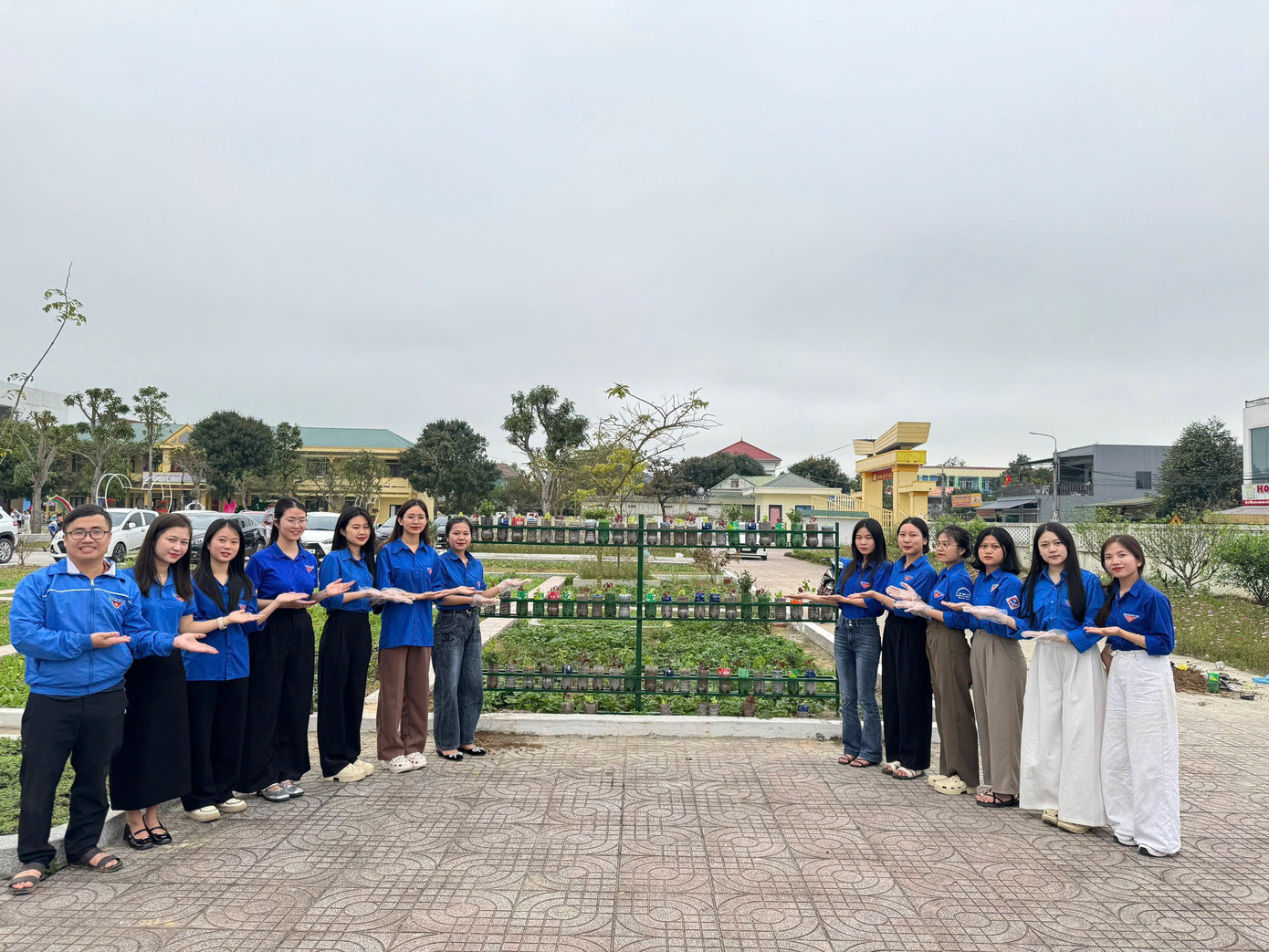 Công trình thanh niên giúp học sinh thay đổi hành vi và hành động không sử dụng các đồ nhựa dùng 1 lần như ống hút, cốc nhựa, thìa dĩa, hộp xốp, túi ni lông, áo mưa 1 lần… Thay vào đó những vỏ chai nhựa được tận dụng trồng cây trang trí.