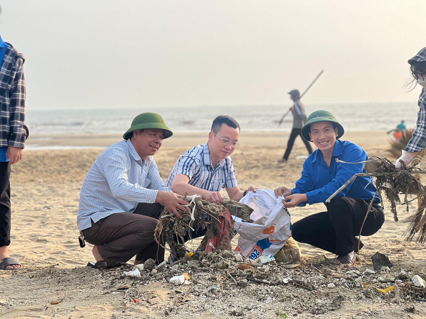 Sau khi ra quân, cả đoạn bãi biển dài hơn 3km đã được các bạn trẻ dọn sạch. Sau khi thu gom, rác thải được phân loại ngay tại chỗ.