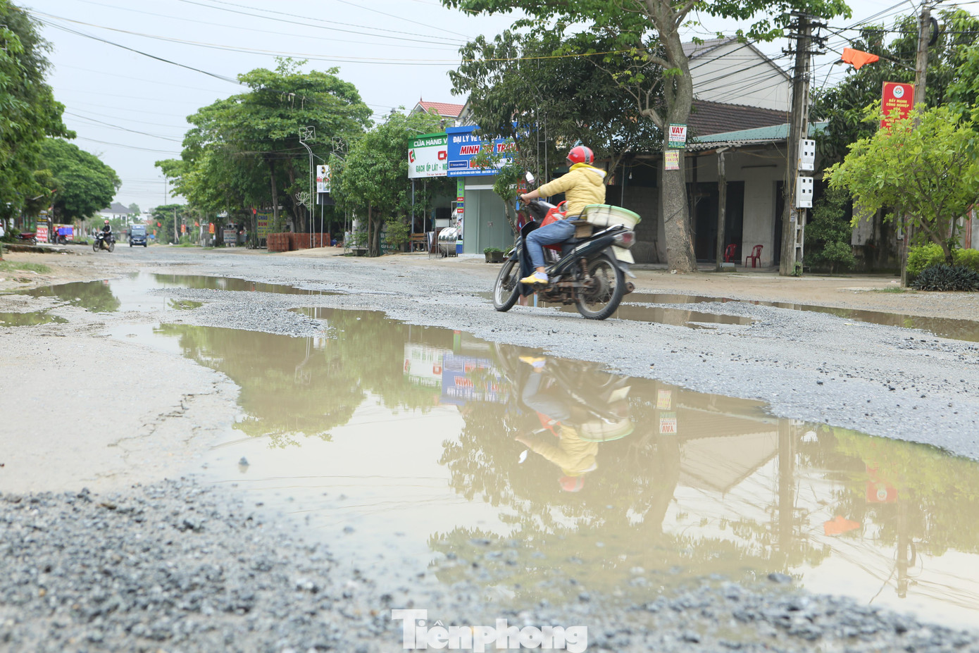Khu vực đường này được xem là tuyến đường trọng điểm, có vai trò, ý nghĩa trong việc giao thương, phát triển kinh tế. Tuy nhiên, sau nhiều năm khai thác sử dụng, cộng với việc xe quá tải thường xuyên lưu thông đã khiến cho tuyến đường này xuống cấp nghiêm trọng.