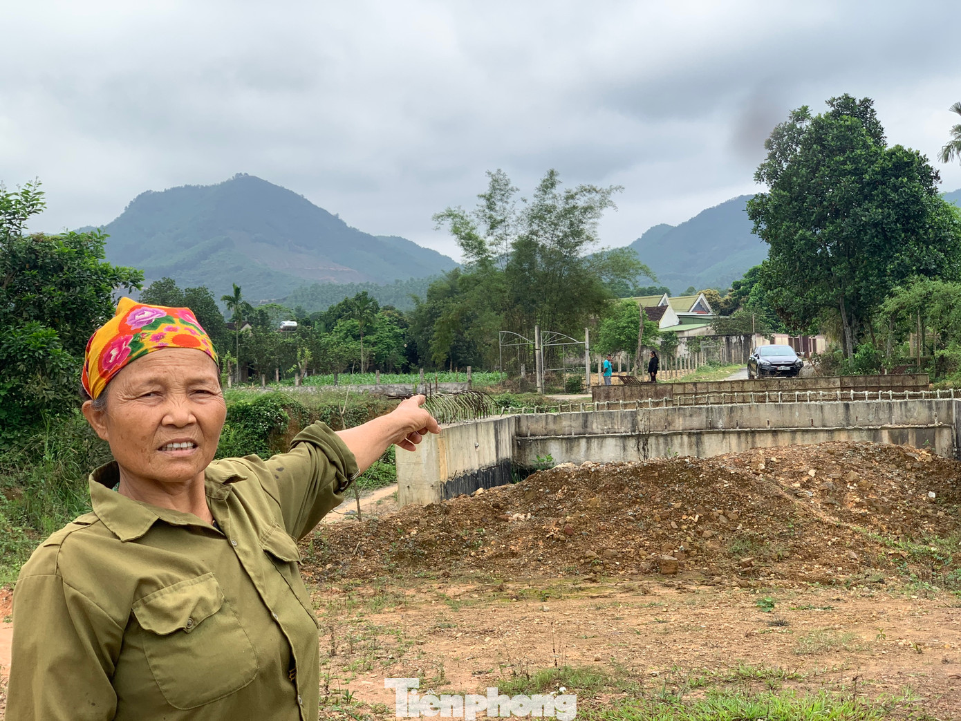Bà Lý bức xúc vì chưa đồng ý hiến đất đã làm cầu lấn vào đất của gia đình. Bà Lý bức xúc vì chưa đồng ý hiến đất đã làm cầu lấn vào đất của gia đình.