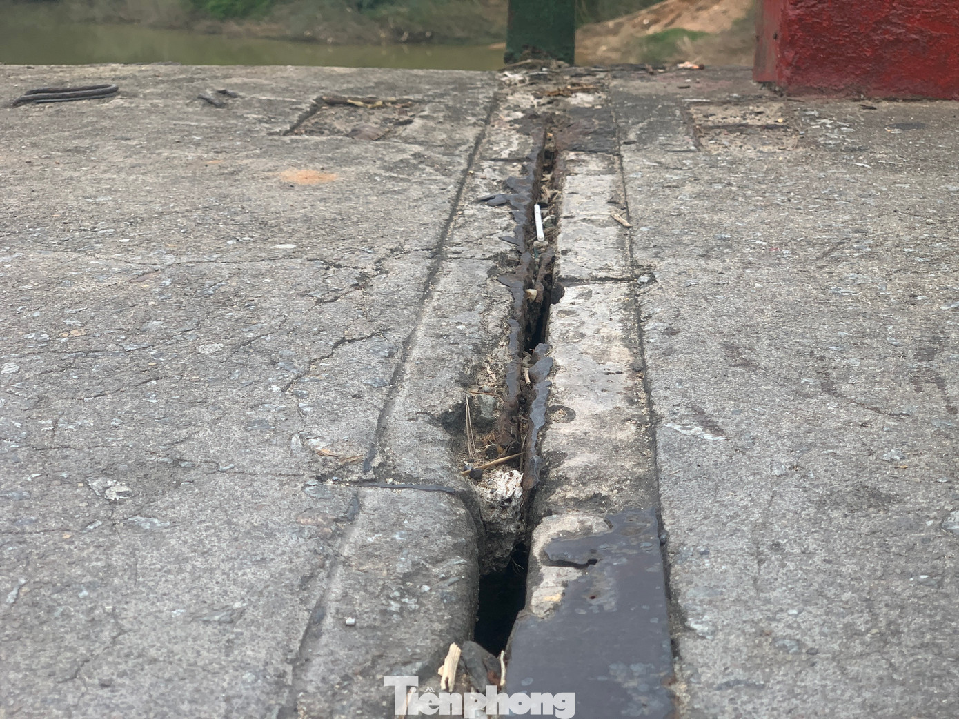 Ghi nhận tại đây, trụ sắt hai bên đầu cầu bị ô xy hoá, nhiều vị trí vỡ nát, gãy thành từng mảng. Phần mố neo đầu cầu bê tông bị nứt nẻ, bong tróc, hệ thống cáp treo, lan can, mặt cầu cũ kỹ, nhiều vị trí đã bị gỉ sét.