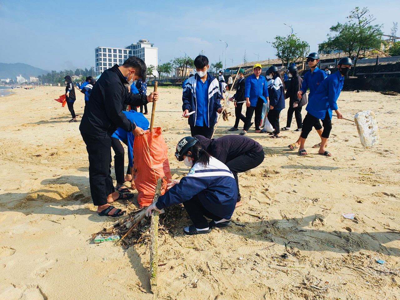 Tại đây có khoảng 400 đoàn viên thanh niên cùng tham gia dọn vệ sinh môi trường, thu gom và xử lý rác thải...