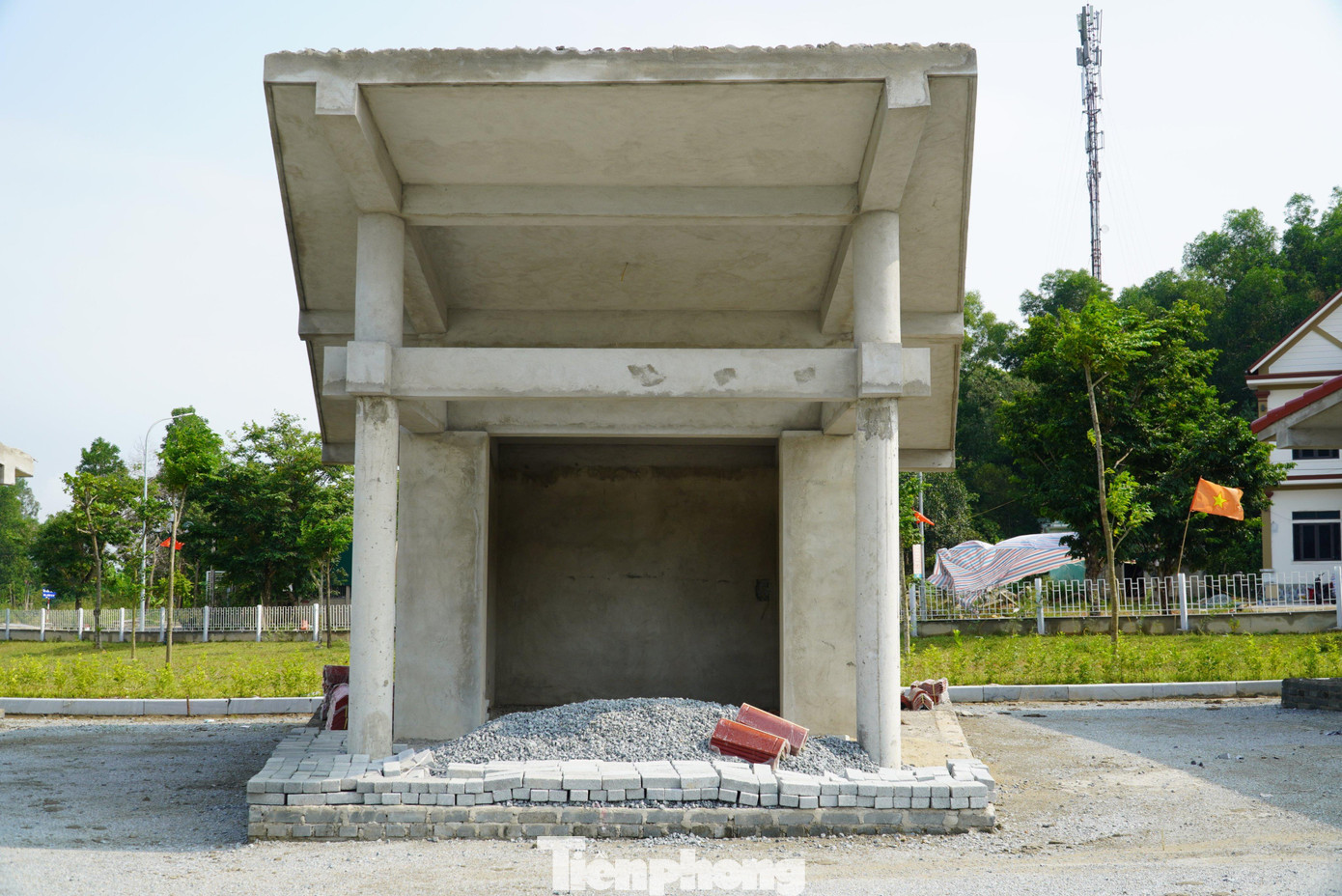 Hiện tại mới hoàn thiện được phần vỉa hè, còn bãi đỗ xe, 7 quầy bán hàng lưu niệm mới được xây thô, chưa hoàn thiện. Hiện tại mới hoàn thiện được phần vỉa hè, còn bãi đỗ xe, 7 quầy bán hàng lưu niệm mới được xây thô, chưa hoàn thiện.