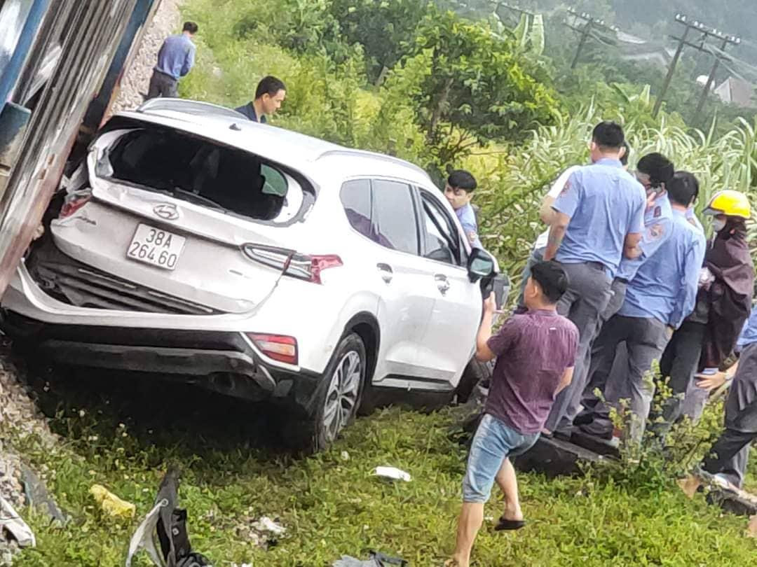 Chiếc xe ô tô bị hư hỏng sau vụ tai nạn, may mắn không có người thương vong. Chiếc xe ô tô bị hư hỏng sau vụ tai nạn, may mắn không có người thương vong.