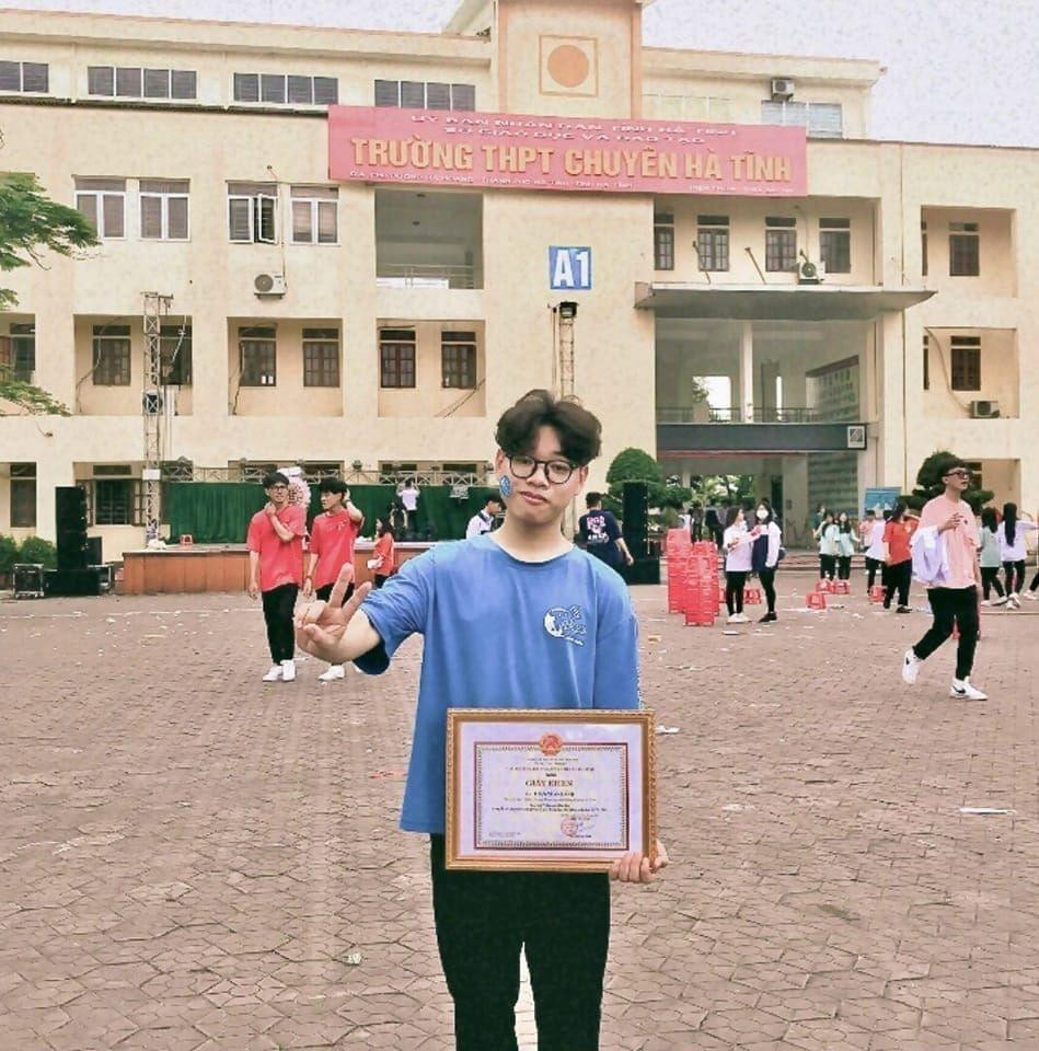 Trong 12 năm học, nam sinh giành được nhiều giấy khen và giải thưởng trong các kỳ thi do Tỉnh và Quốc gia tổ chức.