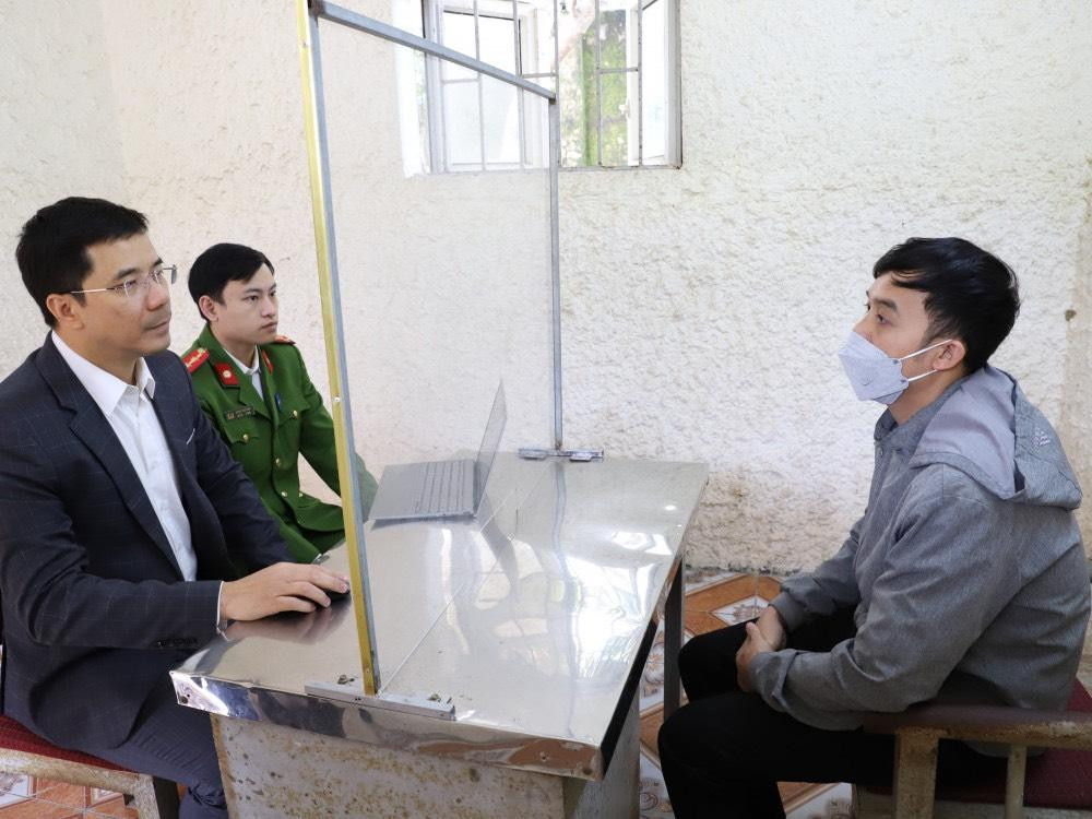 Thượng tá Nguyễn Hồng Phong – Giám đốc Công an tỉnh Hà Tĩnh xét hỏi các đối tượng. (Ảnh: CA HT).