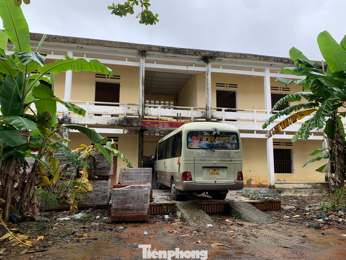 Theo lãnh đạo Trường Tiểu học thị trấn Phố Châu, trước đây trường phân thành 2 cơ sở dạy. Tuy nhiên đến nay đã chuyển về cơ sở mới để học, nên bỏ hoang một điểm trường. Hiện huyện đang triển khai phương án để xử lý nhằm tránh lãng phí.