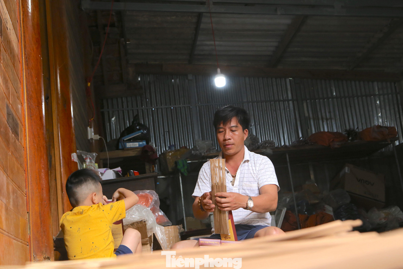 Việc làm hương mới được người dân Phúc Trạch sản xuất khoảng 5 năm lại nay.