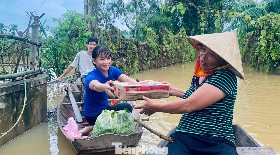 Mì tôm, rau được các thanh niên đưa đến tận nhà giúp dân. Mì tôm, rau được các thanh niên đưa đến tận nhà giúp dân.
