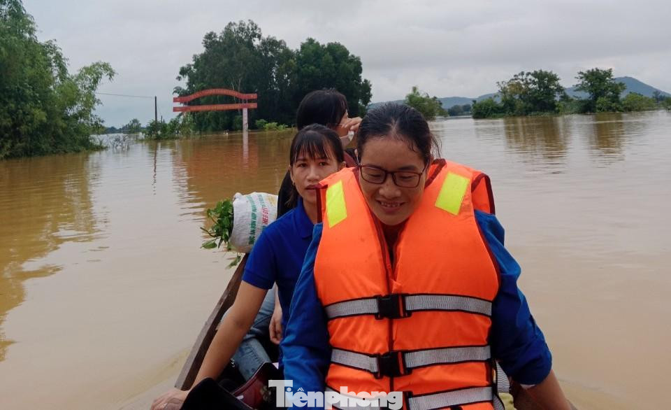 Khu vực nước dâng cao, nhưng những thanh niên vẫn di chuyển bằng thuyền đưa thực phẩm vào giúp dân. Khu vực nước dâng cao, nhưng những thanh niên vẫn di chuyển bằng thuyền đưa thực phẩm vào giúp dân.