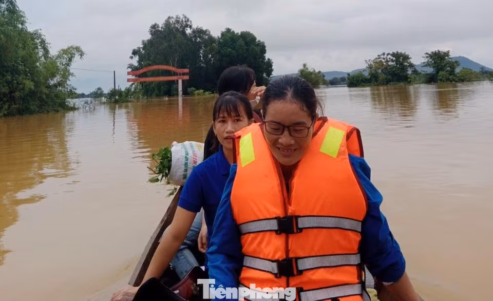 Khu vực nước dâng cao, nhưng những thanh niên vẫn di chuyển bằng thuyền đưa thực phẩm vào giúp dân. Khu vực nước dâng cao, nhưng những thanh niên vẫn di chuyển bằng thuyền đưa thực phẩm vào giúp dân.