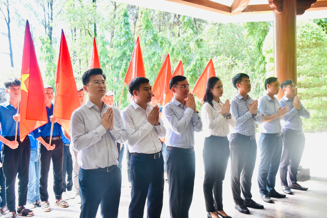 Đoàn tiến hành dâng hương bày tỏ lòng thành kính tới công ơn các nữ anh hùng liệt sĩ. Đoàn tiến hành dâng hương bày tỏ lòng thành kính tới công ơn các nữ anh hùng liệt sĩ.