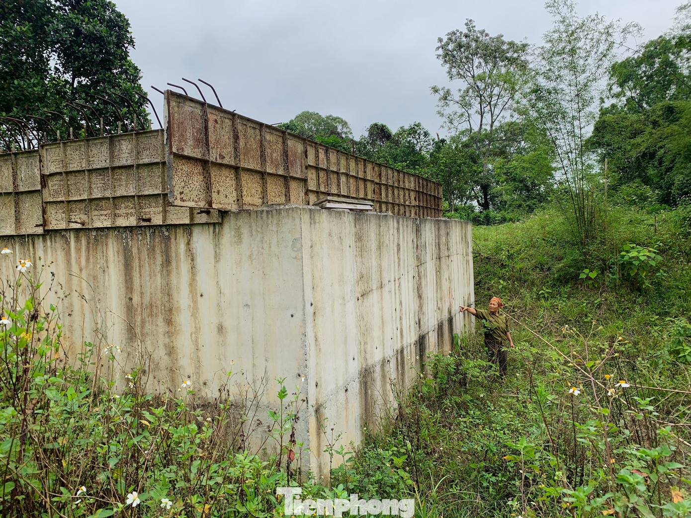 Ông Phan Trần Hưng – Phó Chủ tịch UBND xã Ngọc Sơn cho biết, nguyên nhân công trình chậm tiến độ là do vướng mắc trong công tác giải phóng mặt bằng của một hộ dân. Địa phương đã nhiều lần tuyên truyền, vận động nhưng họ không đồng ý.