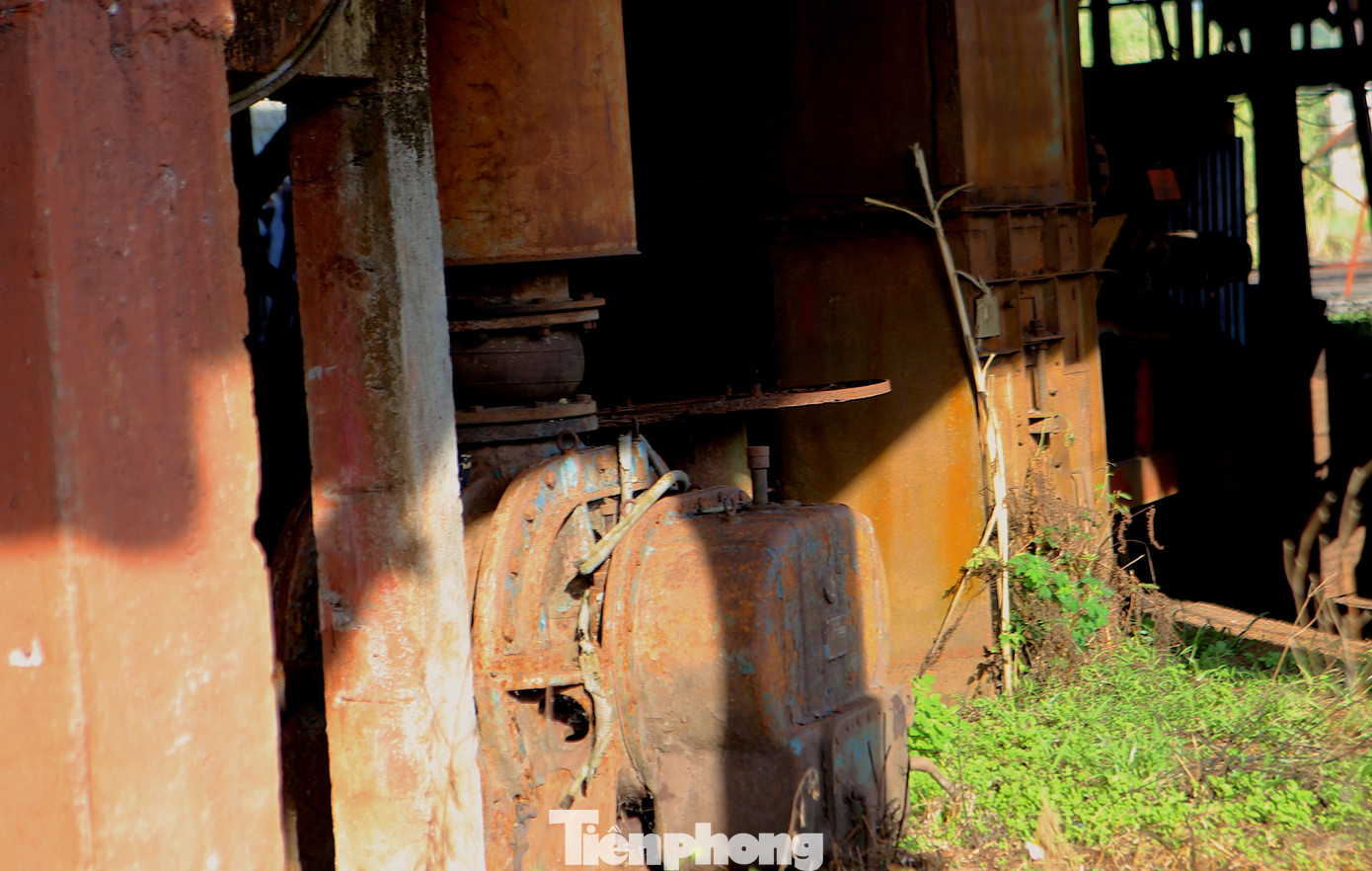 "Ngoài ra số lượng nguyên liệu quặng sắt rất lớn chưa xử lý cũng là vấn đề đáng lo ngại về môi trường. Theo quy định thì bán cũng không được, để tại chỗ đó có một số hộ dân sống cạnh nhà máy cũng phản ánh về vấn đề ô nhiễm. Địa phương đã tiếp nhận và báo cáo lên cơ quan có thẩm quyền để xử lý”, ông Nhàn nói.