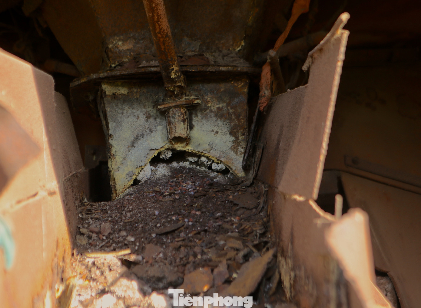 Liên quan đến vấn đề này, đại diện UBND huyện Vũ Quang cho biết, đơn vị vừa có văn bản báo cáo UBND tỉnh xem xét có giải pháp tháo gỡ, xử lý dự án Nhà máy tuyển quặng sắt Vũ Quang. Theo đó, huyện kiến nghị đề xuất có phương án tái cơ cấu lại nhà máy để tiếp tục hoạt động sản xuất kinh doanh theo quy định của pháp luật hoặc thanh lý, giải thể; có giải pháp tiêu thụ gần 100.000 tấn quặng tồn lưu tại nhà máy. Trong ảnh máy móc sản xuất của nhà máy đã bị hư hỏng, khó có thể tái sử dụng.