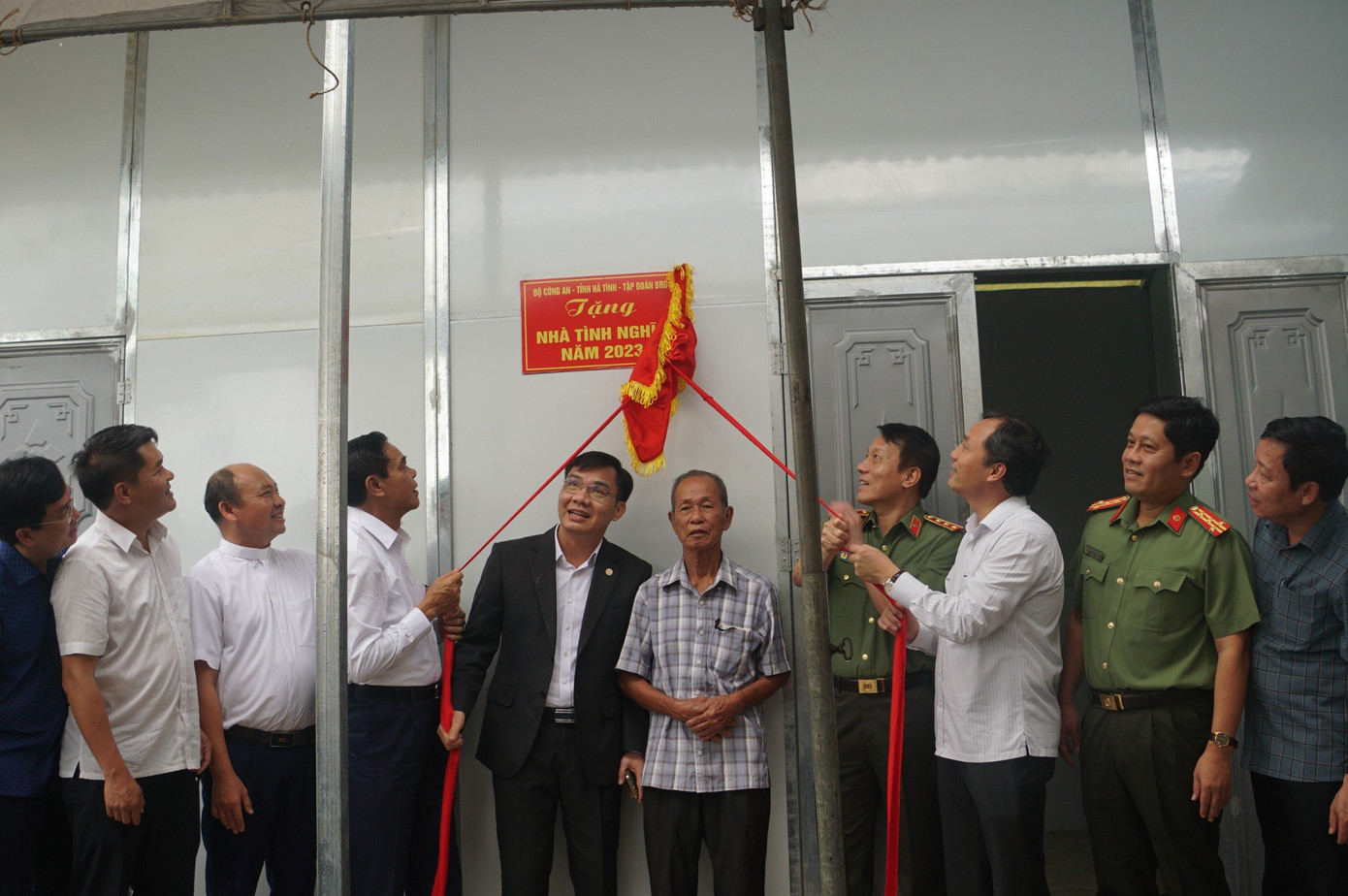 Bộ Công an và tỉnh Hà Tĩnh tổ chức lễ khánh thành, bàn giao ngôi nhà cho hộ nghèo.