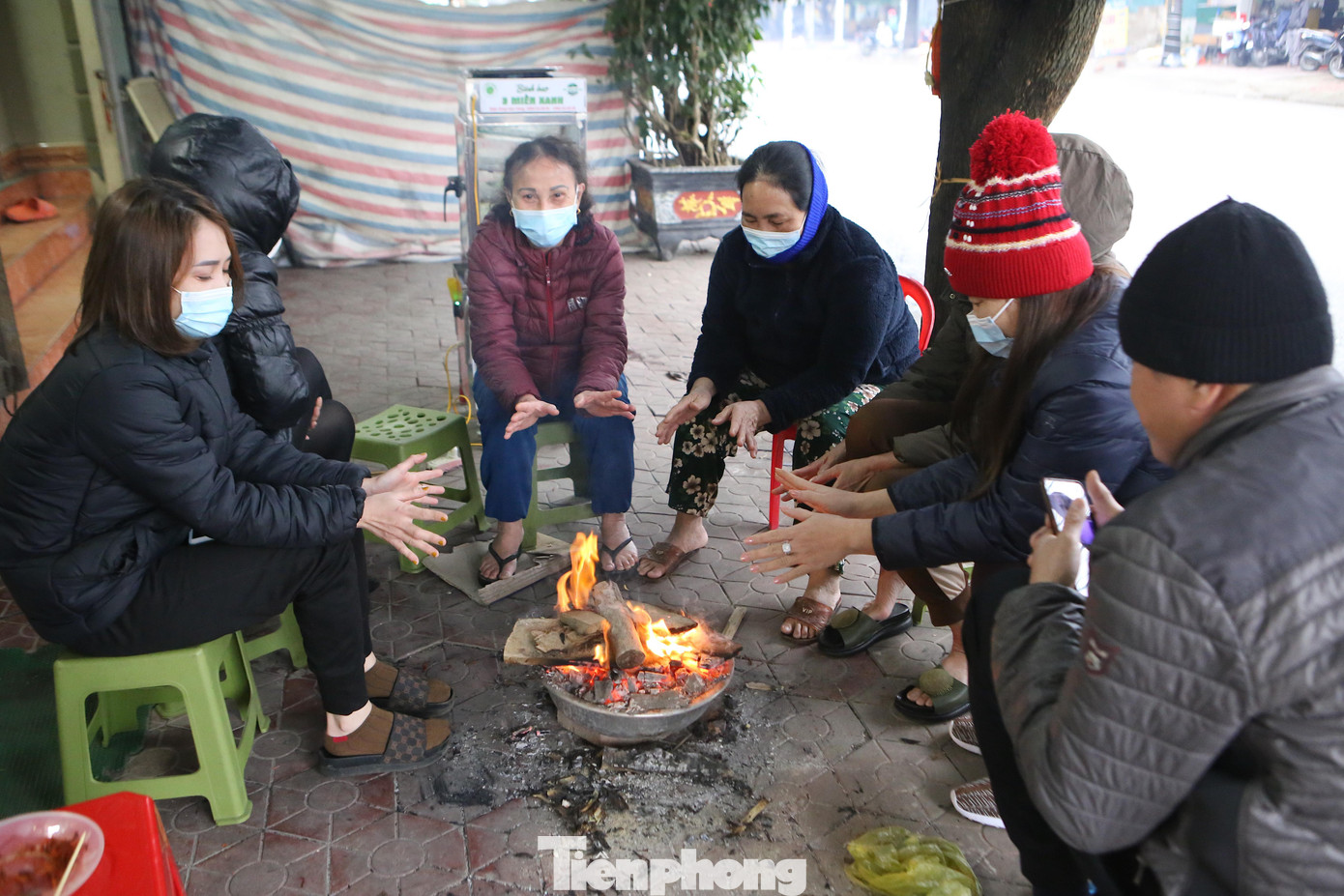 Các tuyến phố TP Hà Tĩnh, người dân đốt lửa sưởi ấm khi nhiệt độ giảm xuống sâu. Các tuyến phố TP Hà Tĩnh, người dân đốt lửa sưởi ấm khi nhiệt độ giảm xuống sâu.
