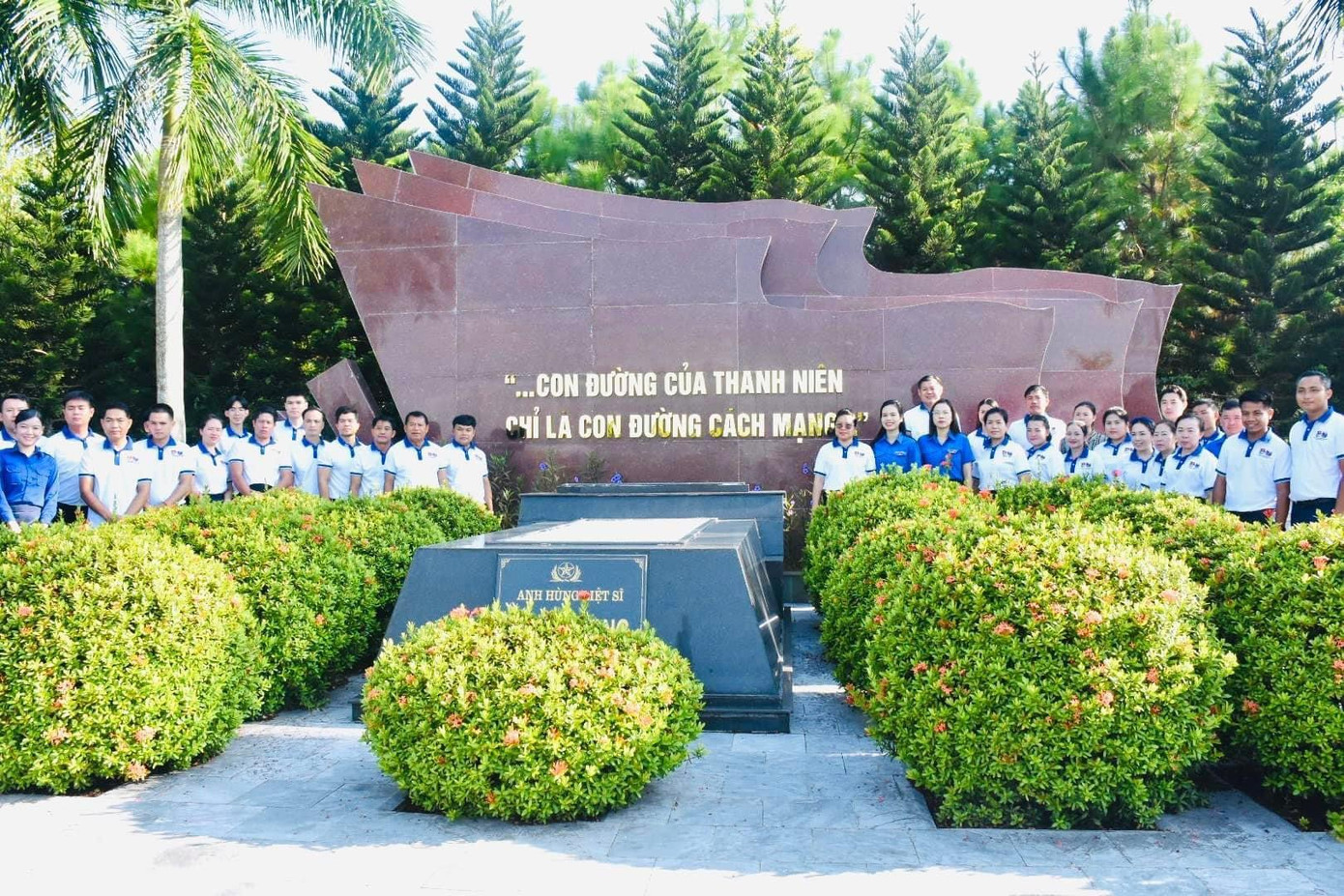 Đoàn đại biểu Đoàn Thanh niên Nhân dân Cách mạng Lào chụp hình tại Khu tưởng niệm Anh hùng liệt sỹ Lý Tự Trọng. Đoàn đại biểu Đoàn Thanh niên Nhân dân Cách mạng Lào chụp hình tại Khu tưởng niệm Anh hùng liệt sỹ Lý Tự Trọng.