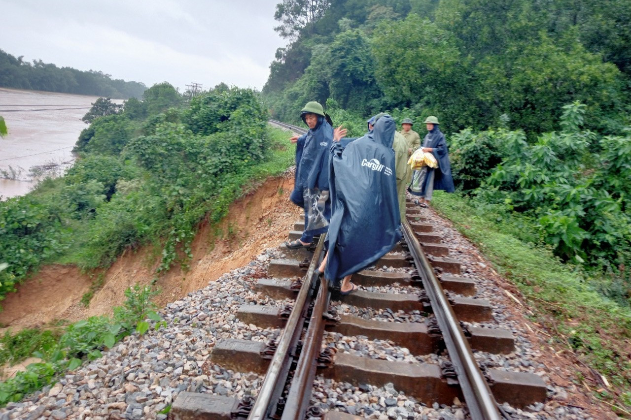 Hiện tại xí nghiệp đường sắt Nghệ Tĩnh, chi nhánh khai thác đường sắt Nghệ Tĩnh đang chỉ đạo phối hợp với địa phương khẩn trương khắc phục. Hiện tại xí nghiệp đường sắt Nghệ Tĩnh, chi nhánh khai thác đường sắt Nghệ Tĩnh đang chỉ đạo phối hợp với địa phương khẩn trương khắc phục.
