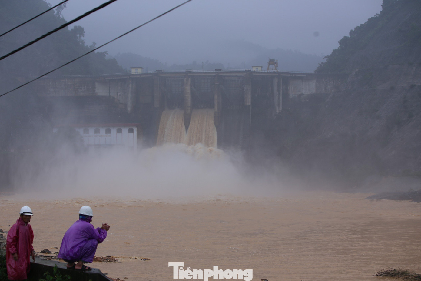 Trực tiếp đi kiểm tra diễn biến mưa lũ tại huyện Hương Khê, Chủ tịch UBND tỉnh Hà Tĩnh Võ Trọng Hải yêu cầu nhà máy thủy điện Hố Hô tiếp tục thực hiện nghiêm các quy định vận hành hồ chứa, có các phương án bảo vệ đập, hành lang đập nhằm đảm bảo an toàn tối đa cho công trình và người dân các vùng hạ du của huyện Hương Khê...