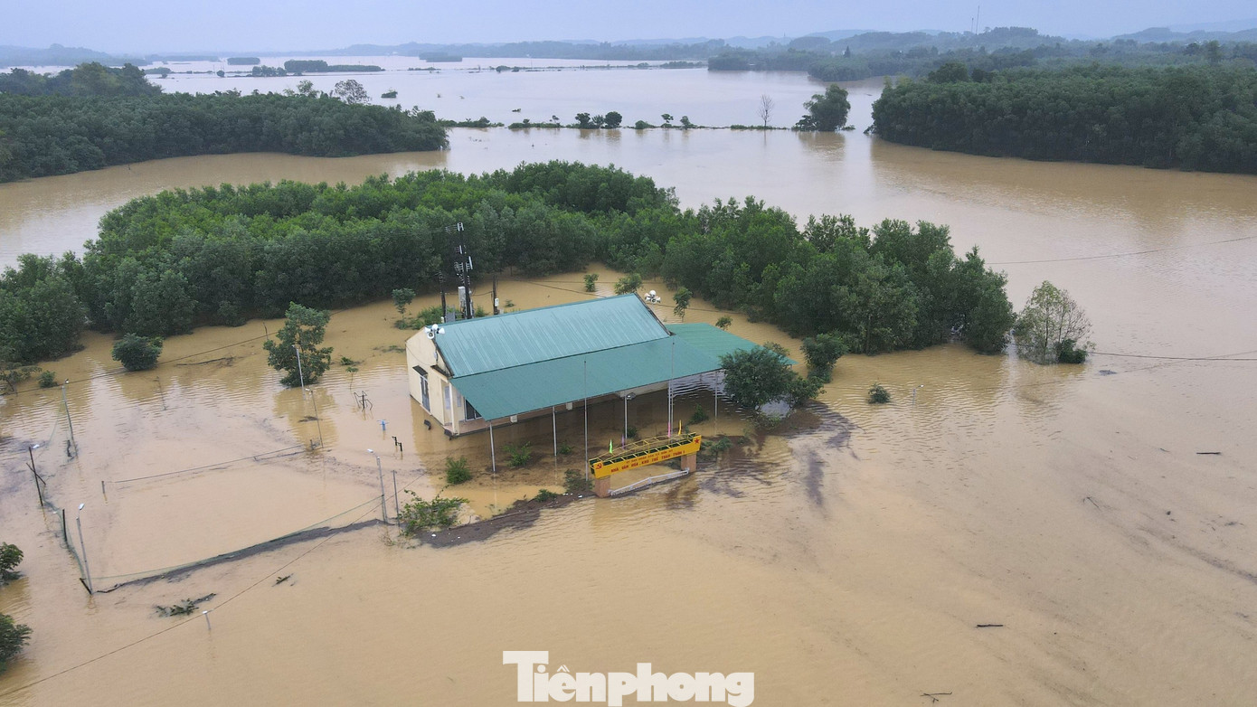 Đến chiều 31/10, mưa đã giảm, tuy nhiên nước lũ vẫn còn bao vây gây chia cắt cục bộ nhiều địa phương.