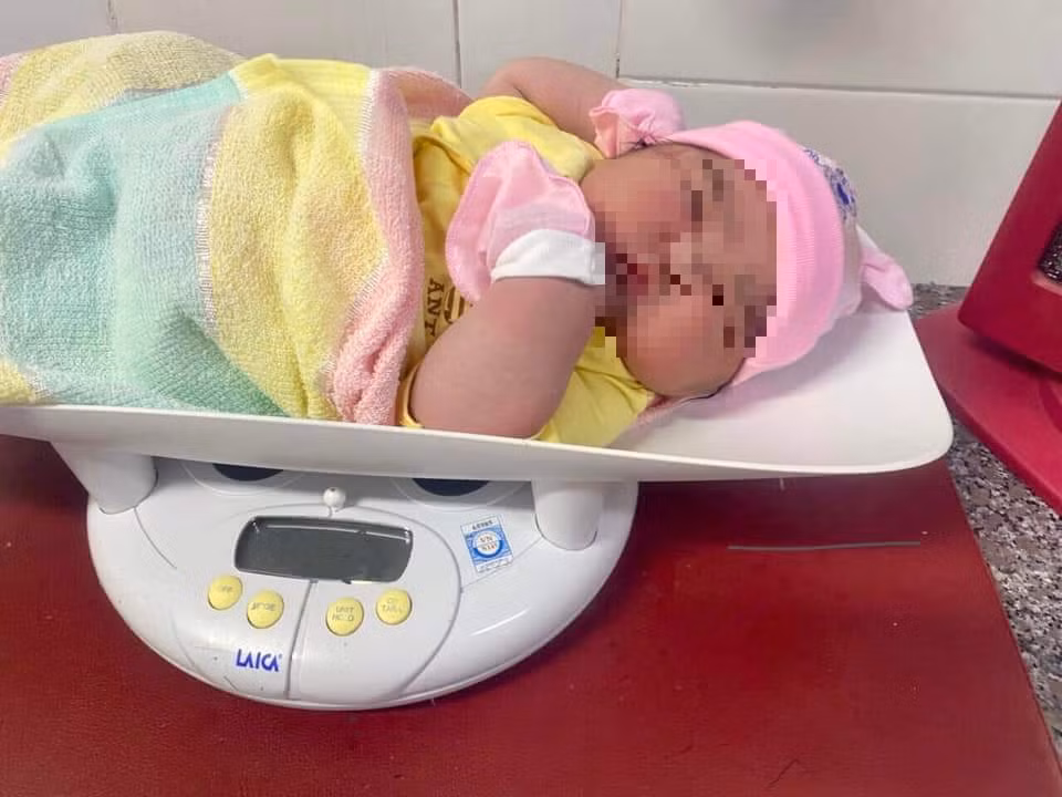 Bệnh viện Đa khoa Hà Tĩnh vừa mổ đẻ thành công cho sản phụ 36 tuổi, đón bé gái sơ sinh nặng 6kg.