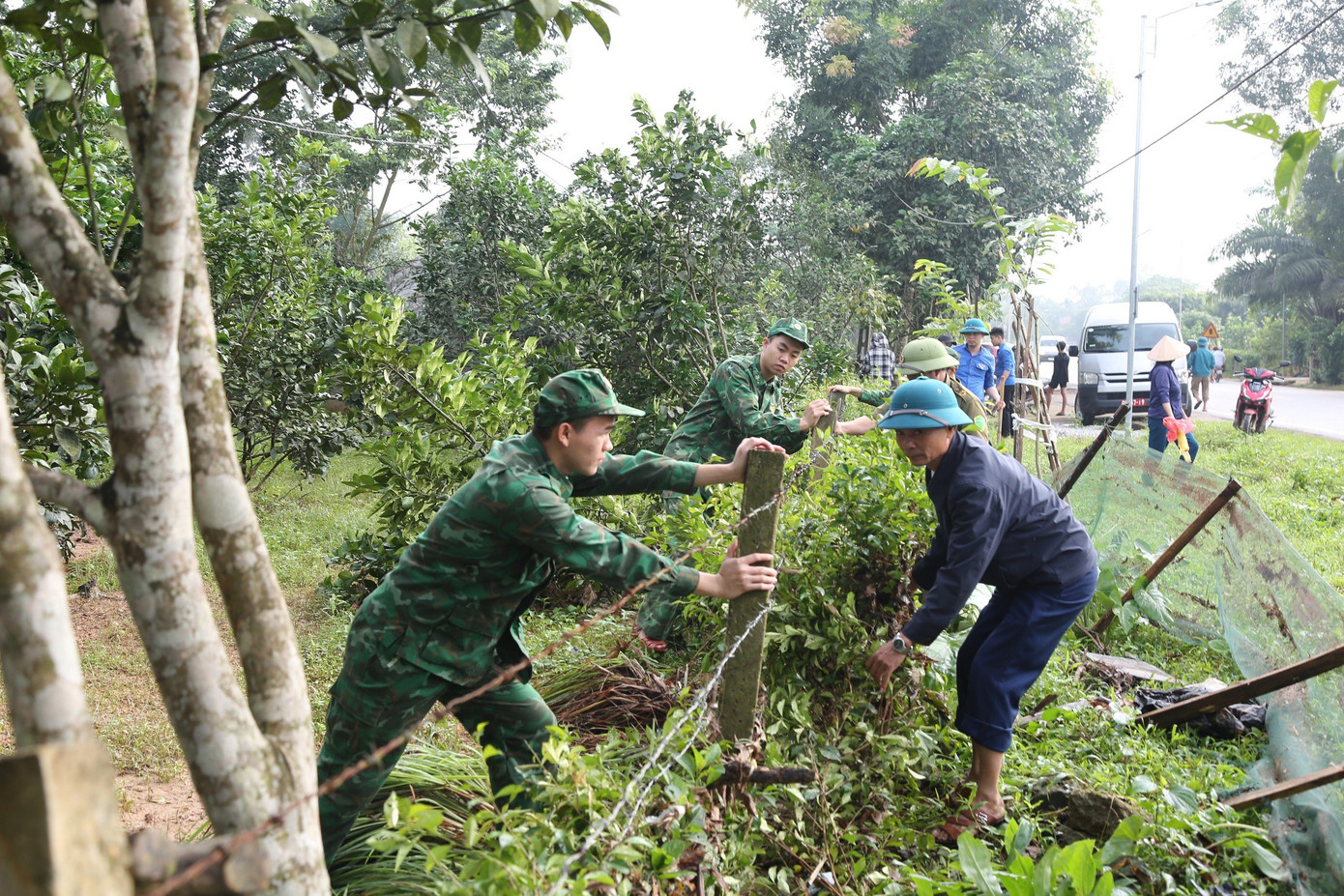 BĐBP Hà Tĩnh đã điều động 50 cán bộ, chiến sĩ thuộc cơ quan bộ chỉ huy đến các địa bàn bị thiệt hại nặng do mưa lũ của huyện Hương Khê để giúp nhân dân, chính quyền địa phương khắc phục hậu quả.