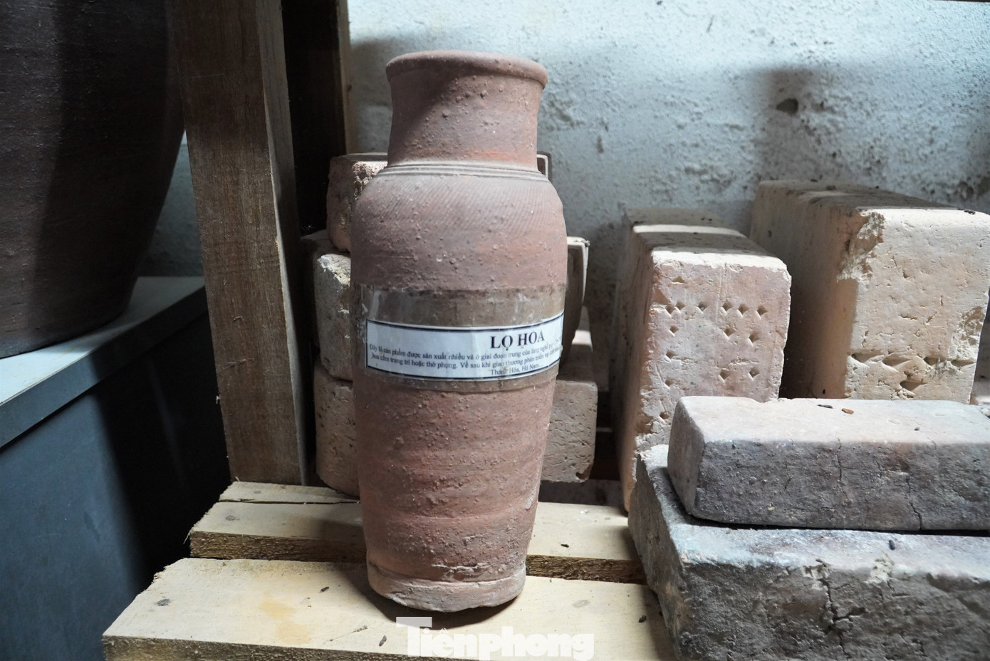 Những sản phẩm được làm từ hàng trăm năm trước nên không có đường nét tinh xảo, hoa văn cầu kỳ, đơn điệu về kiểu dáng.