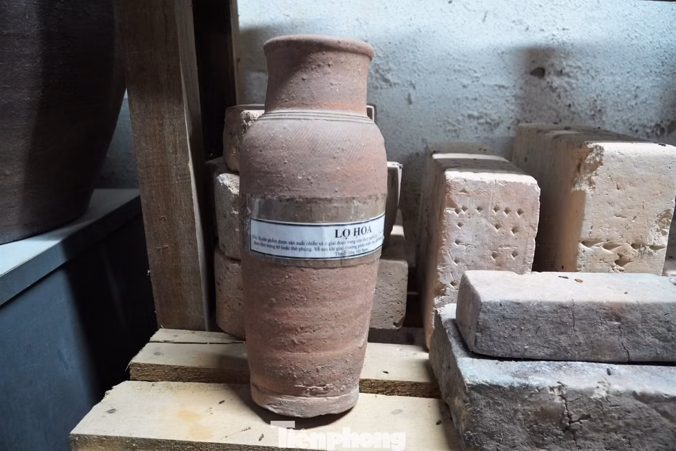 Những sản phẩm được làm từ hàng trăm năm trước nên không có đường nét tinh xảo, hoa văn cầu kỳ, đơn điệu về kiểu dáng.