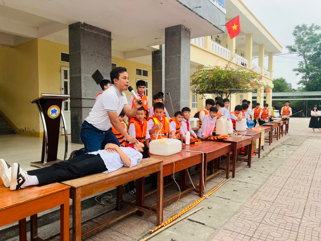 Các trường ở huyện Hương Sơn cũng đã linh hoạt thực hiện các biện pháp tuyên truyền kiến thức phòng, chống đuối nước cho hàng ngàn em học sinh.