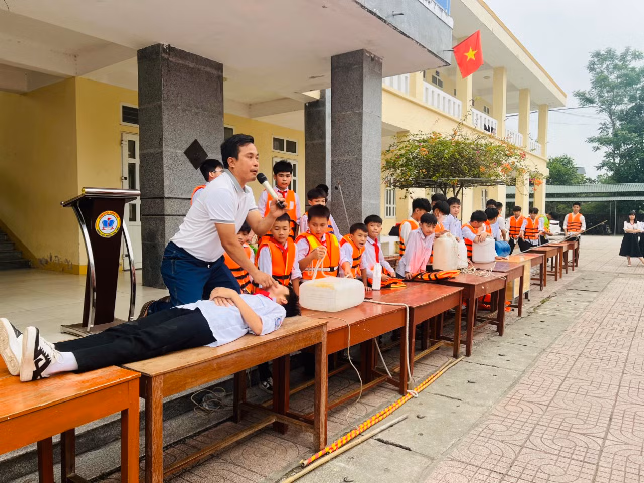 Các trường ở huyện Hương Sơn cũng đã linh hoạt thực hiện các biện pháp tuyên truyền kiến thức phòng, chống đuối nước cho hàng ngàn em học sinh.
