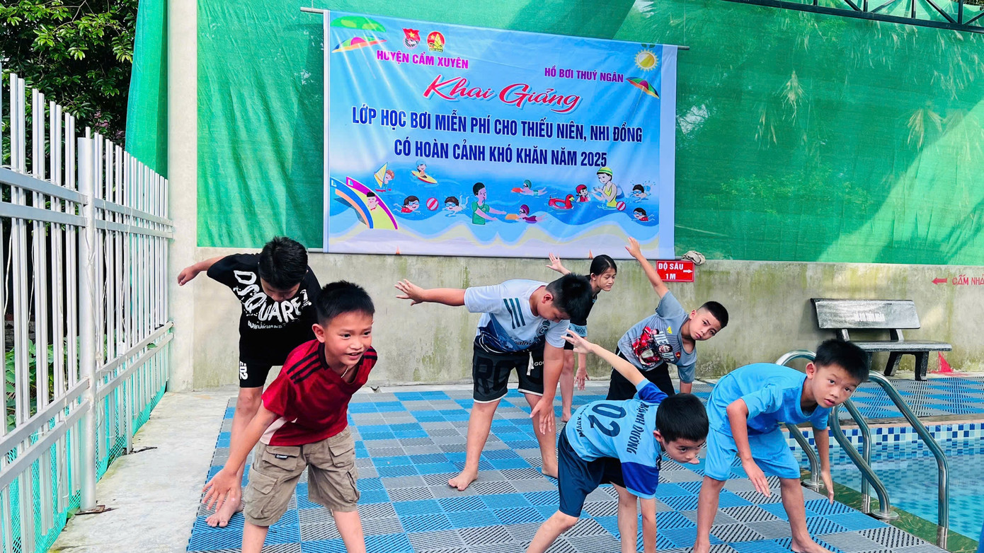 Hưởng ứng Chiến dịch Thanh niên Tình nguyện hè năm 2025, Huyện Đoàn Cẩm Xuyên phối hợp tổ chức lớp học bơi miễn phí hè năm 2025 cho các em học sinh, đoàn viên thanh niên thuộc diện hộ nghèo, hộ cận nghèo có hộ khẩu thường trú tại huyện Cẩm Xuyên.