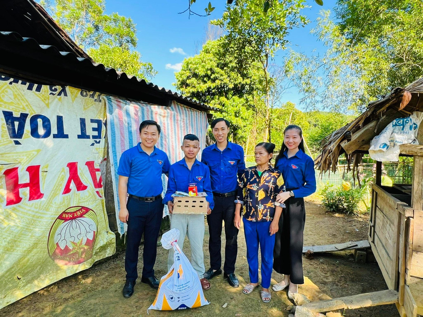 Thanh niên dân tộc Chứt đón nhận đàn gà và thức ăn chăn nuôi của Tỉnh Đoàn hỗ trợ.