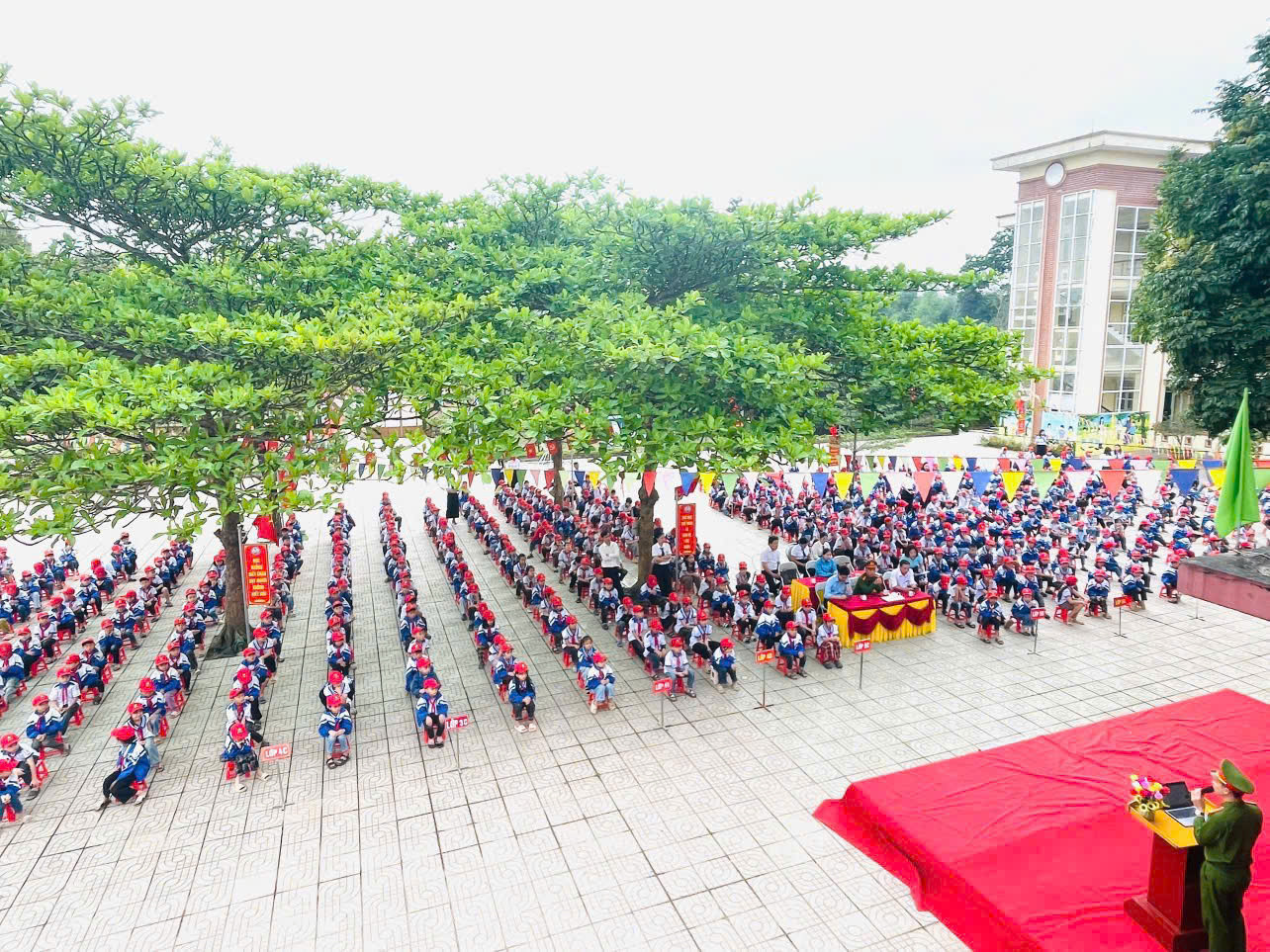 Tại các trường học, hoạt động sinh hoạt dưới cờ với chủ điểm “An toàn giao thông học đường” được tổ chức đồng loạt, lồng ghép nội dung giáo dục kiến thức Luật giao thông đường bộ.