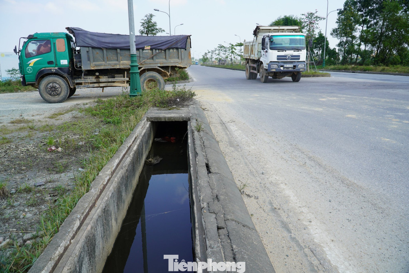 Đáng nói hơn là trên tuyến đường này có một số đoạn hệ thống mương thoát nước bị mất nắp đậy gây nguy hiểm cho người đi bộ và phương tiện tham gia giao thông.