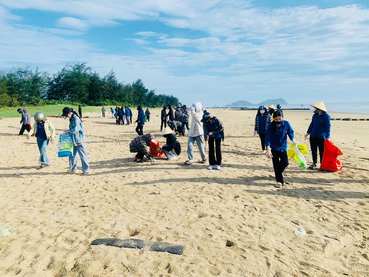 Hưởng ứng Ngày Chủ nhật xanh, tuổi trẻ Hà Tĩnh đã ra quân vệ sinh môi trường biển, các địa chỉ đỏ; chăm sóc, cải tạo cảnh quan nông thôn và đô thị; thu gom, xử lý, hướng dẫn phân loại rác thải. Ảnh: HN