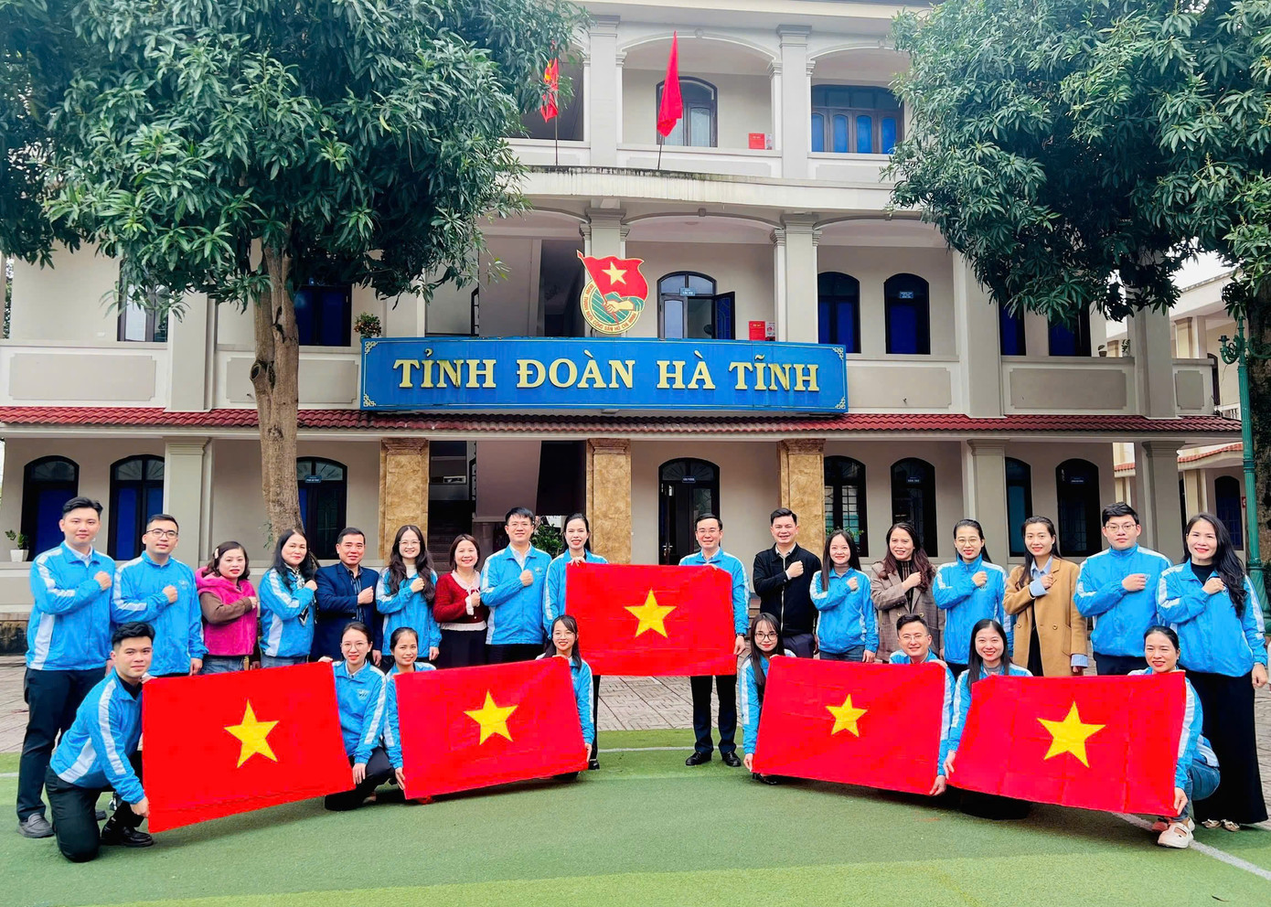 Các đơn vị trao tặng cờ Tổ quốc ủng hộ chương trình.