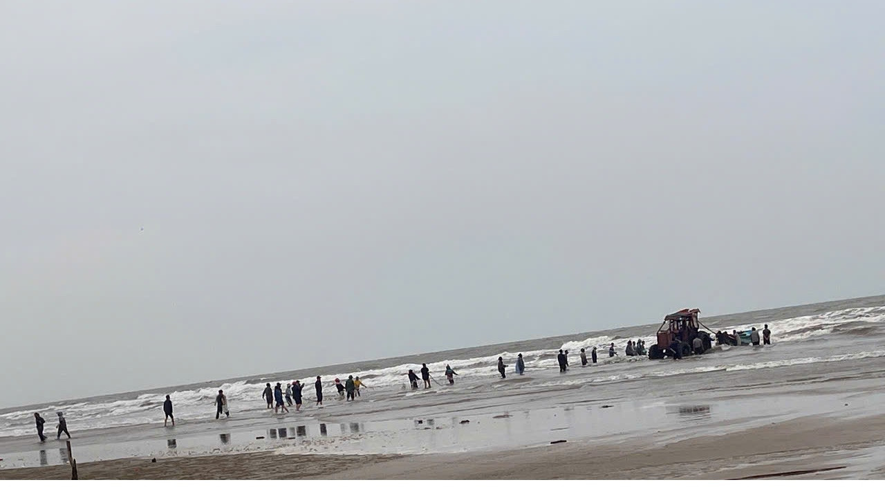 Chiếc thuyền chở hàng tấn cá trích gặp nạn được hỗ trợ đưa vào bờ. Chiếc thuyền chở hàng tấn cá trích gặp nạn được hỗ trợ đưa vào bờ.