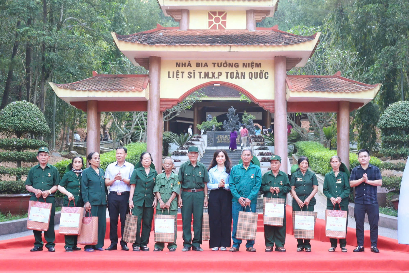 Tại chương trình cũng đã trao tặng 20 suất quà cho các cựu Thanh niên xung phong đã trực tiếp tham gia tại chiến trường Đồng Lộc.