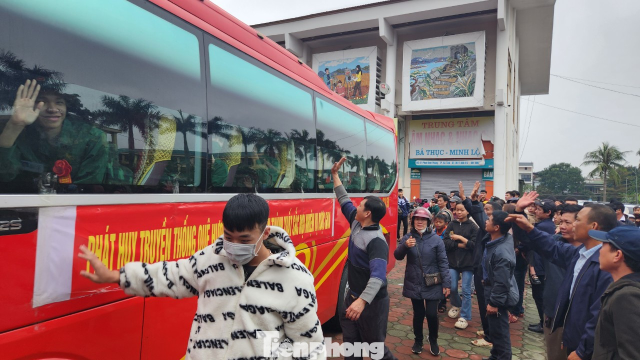 Những chuyến xe chở tân binh rời điểm giao, nhận quân.