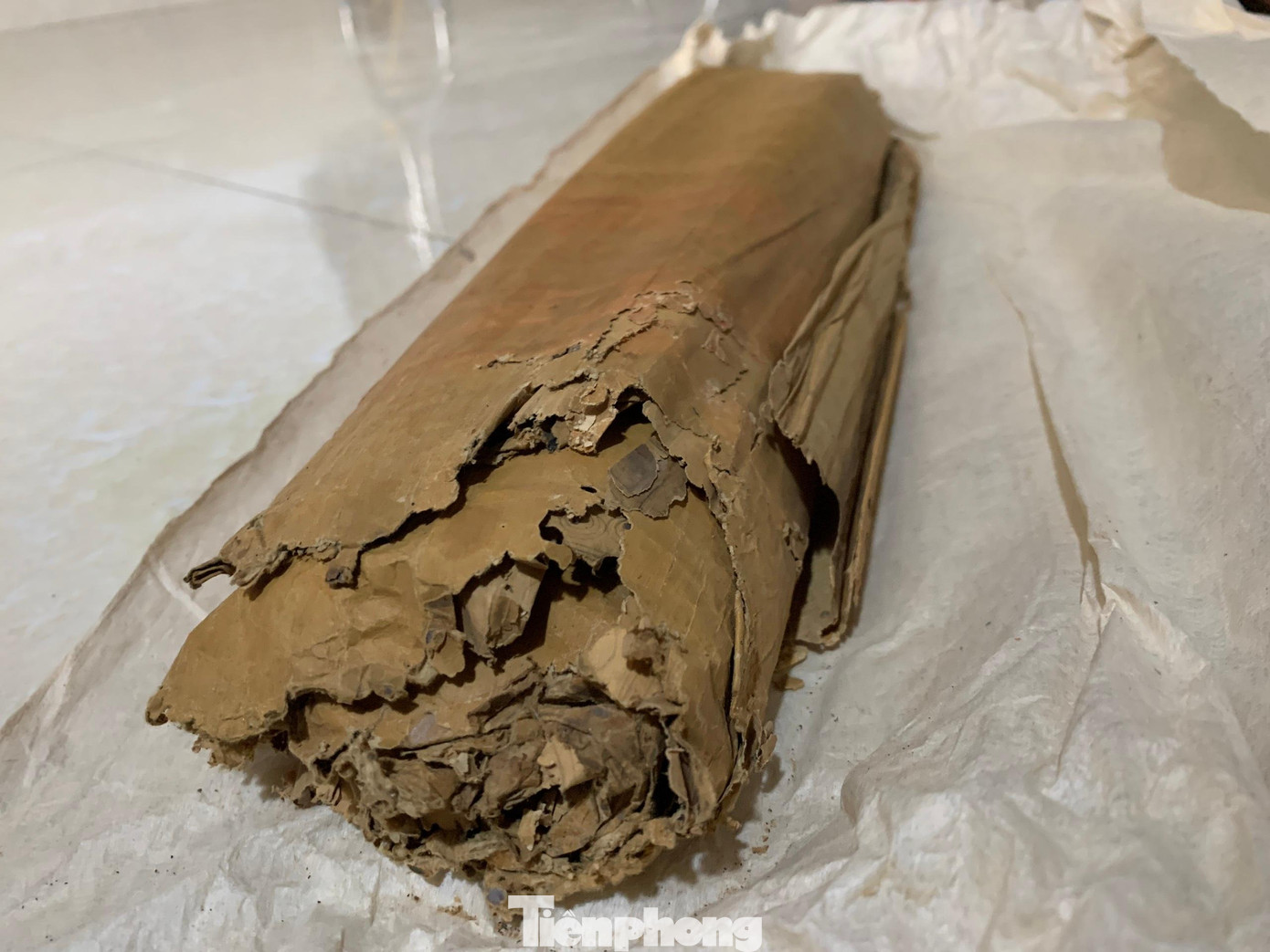 Một phần sắc lụa gấm bị mục nát do không được bảo quản kỹ càng.