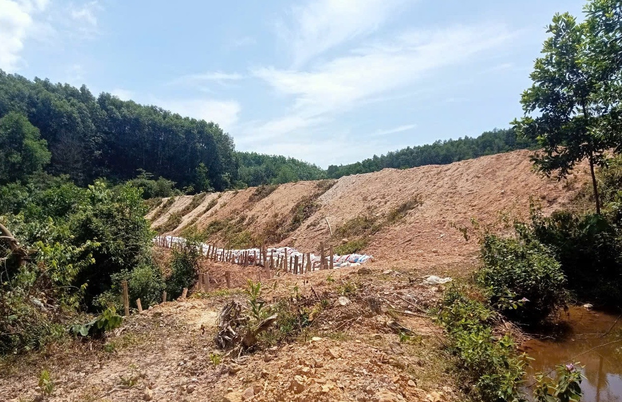 Hồ chứa nước Khe Cọi tại xã Hà Lĩnh xuống cấp, chính quyền địa phương đã gia cố bằng cách đóng cọc nhồi, đắp bờ bao. Hồ chứa nước Khe Cọi tại xã Hà Lĩnh xuống cấp, chính quyền địa phương đã gia cố bằng cách đóng cọc nhồi, đắp bờ bao.