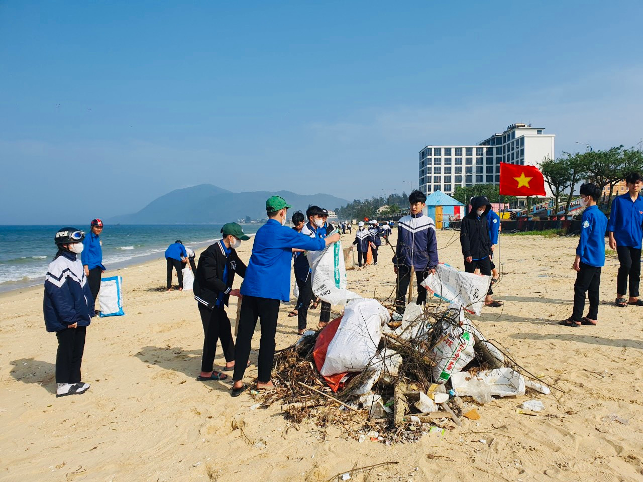 Hưởng ứng chiến dịch "Hãy làm sạch biển" và chuẩn bị khai trương mùa du lịch năm 2024, Huyện Đoàn Cẩm Xuyên (Hà Tĩnh) phối hợp với Đồn Biên phòng Thiên Cầm tổ chức vệ sinh môi trường, chỉnh trang cây xanh dọc bãi biển Thiên Cầm.