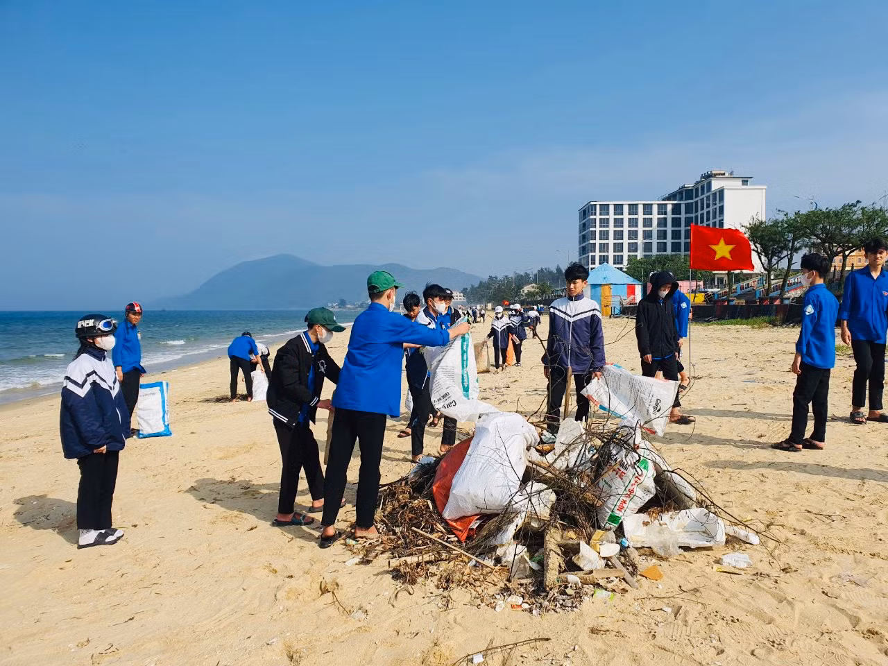 Hưởng ứng chiến dịch "Hãy làm sạch biển" và chuẩn bị khai trương mùa du lịch năm 2024, Huyện Đoàn Cẩm Xuyên (Hà Tĩnh) phối hợp với Đồn Biên phòng Thiên Cầm tổ chức vệ sinh môi trường, chỉnh trang cây xanh dọc bãi biển Thiên Cầm.