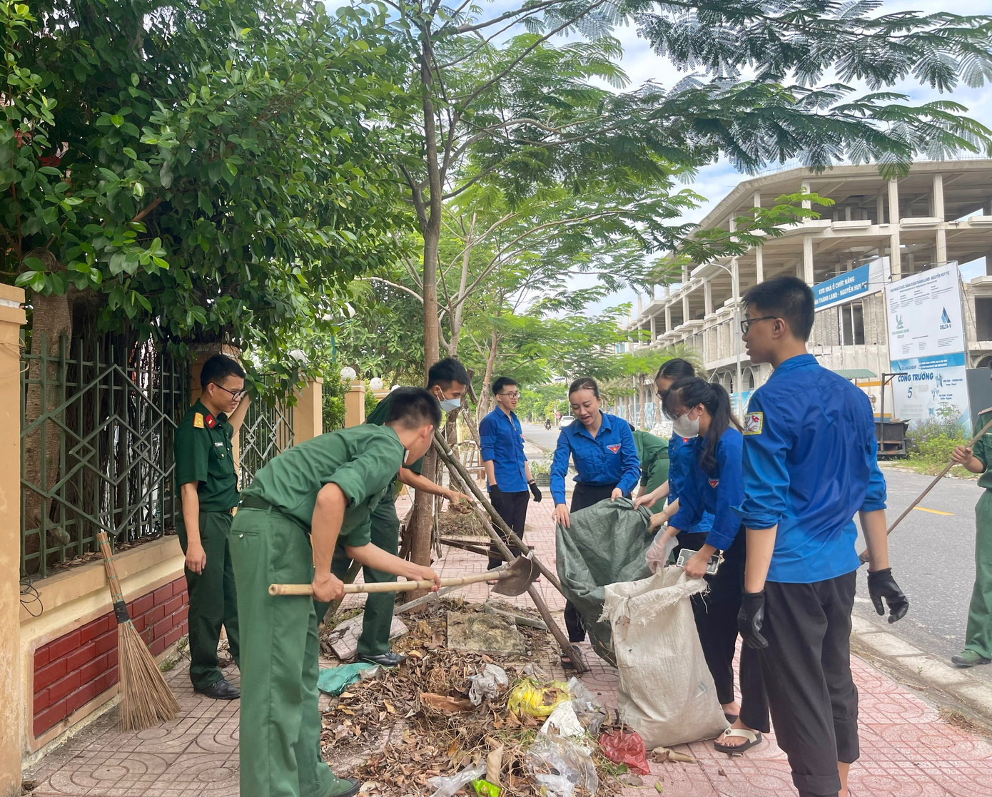 Đoàn Thanh niên Bộ CHQS tỉnh Hà Tĩnh đã phối hợp với Đoàn phường Nguyễn Du, thành phố Hà Tĩnh tổ chức tổng dọn vệ sinh khuôn viên và thắp hương tri ân các anh hùng liệt sĩ tại Đài tưởng niệm Liệt sĩ Phường Nguyễn Du.